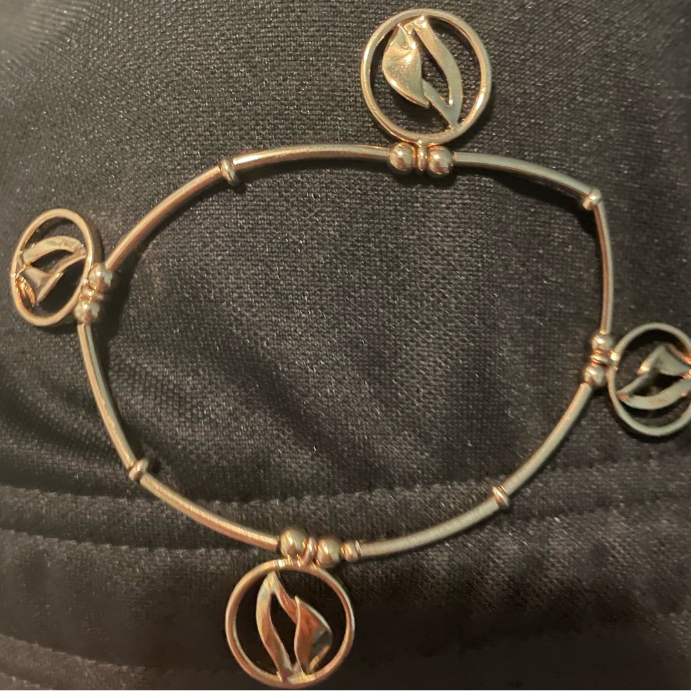 Elegant Fashion Bracelet with Floral Accents